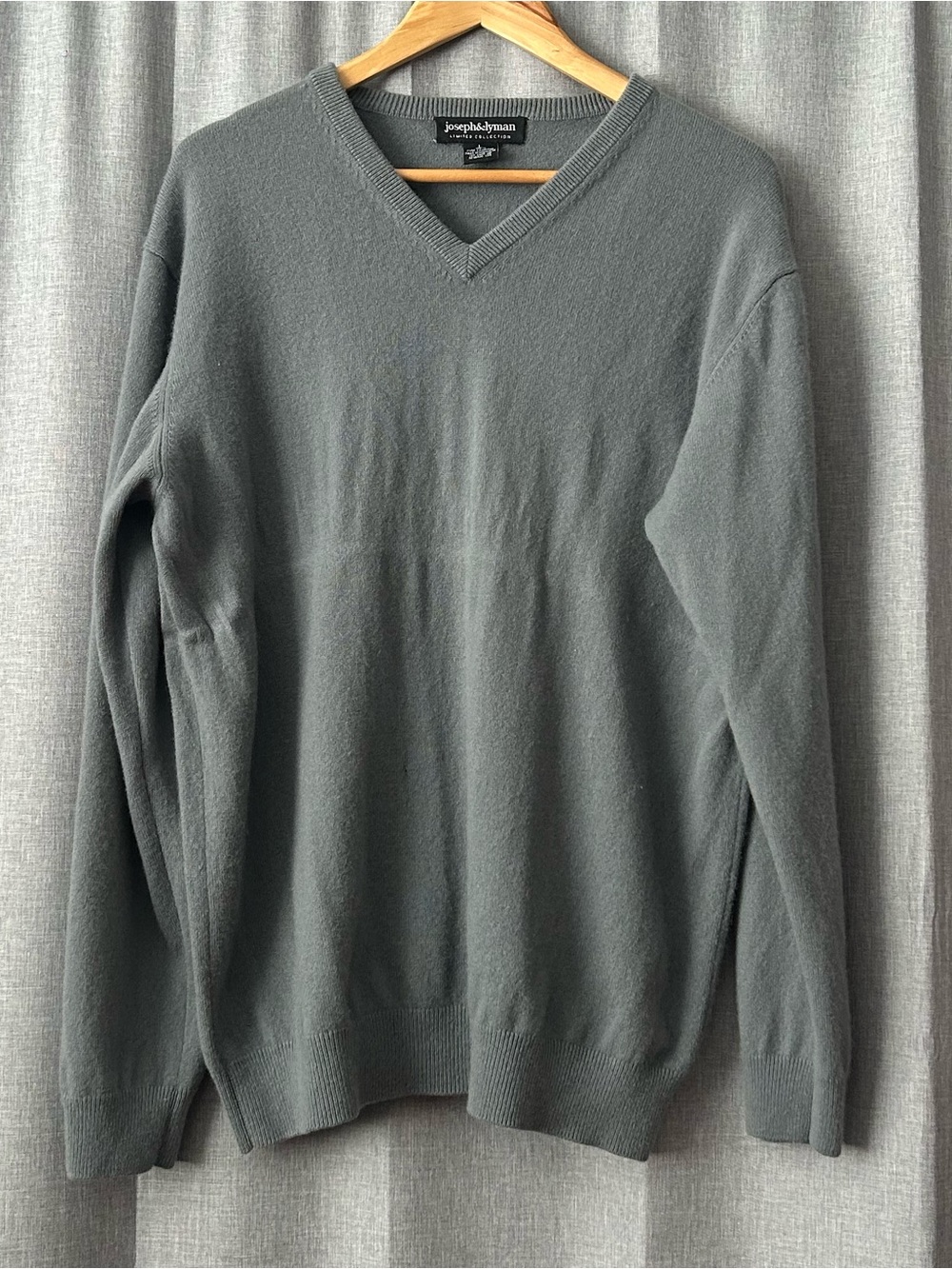 Men's Cashmere V-Neck Sweater